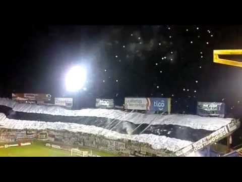 "Recibimiento de la hinchada de Olimpia vs. Universidad de Chile - Copa Libertadores 2013" Barra: La Barra 79 &bull; Club: Olimpia