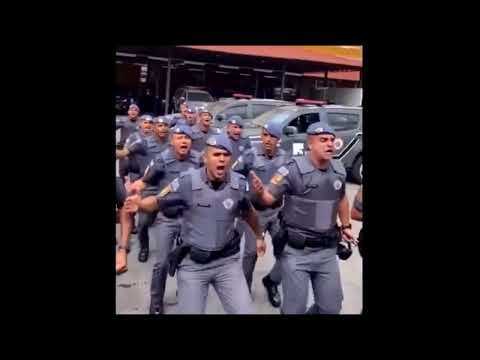 TFM - Barca cinza descendo a favela.