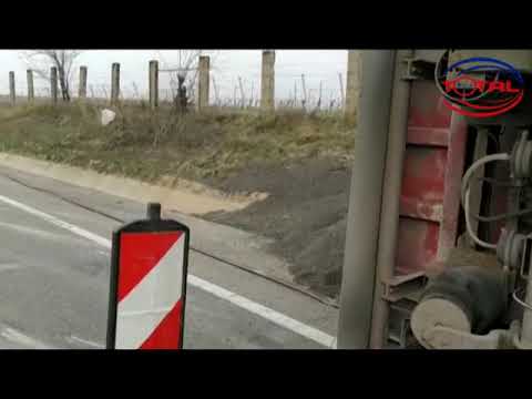 VIDEO: TIR încărcat cu floarea soarelui răsturnat la 3 km de municipiul Huși