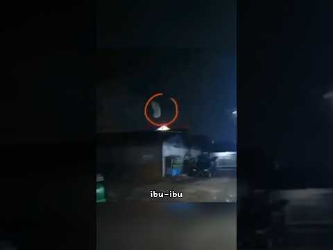 WHAT IS THAT FLYING? HELP! #viral #shorts #appearance #pocong #mountain #viralvideo #short