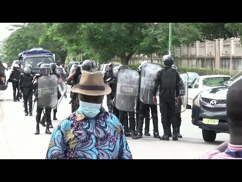 コートジボワールの警察が反対派の指導者の家を取り囲んでいる。 (Ivory Coast police surround opposition leaders' houses)