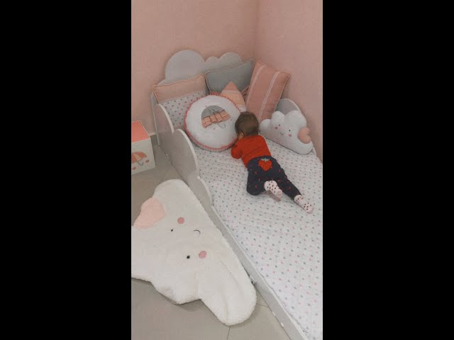 Cama Nuvem e Chuva de Amor alegram bebê no quartinho Grão de Gente