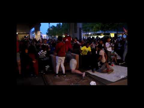 K-Buurt Bijlmer: 500 mensen onder de metrobaan staan samen op als 1 voor behoud M53 naar CS