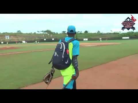 El prospecto Robert Puazón en el Nations Baseball Showcase