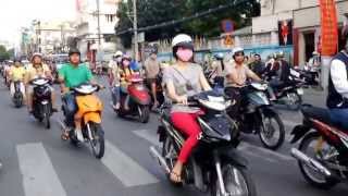 preview picture of video 'Motorbike Ride through Tan Dinh District 1'