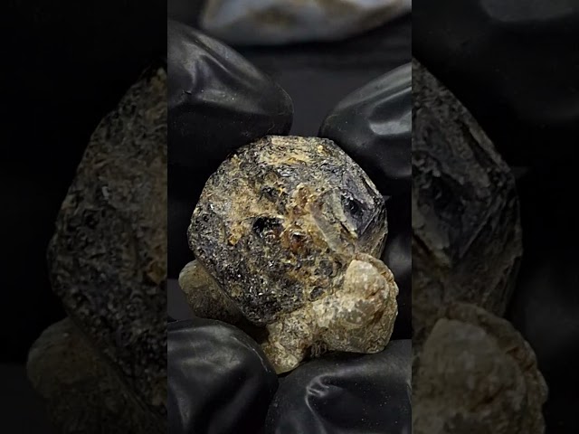 حجر الجارنت الخام مع الحاضن طبيعي تحفة للإقتناء أو...