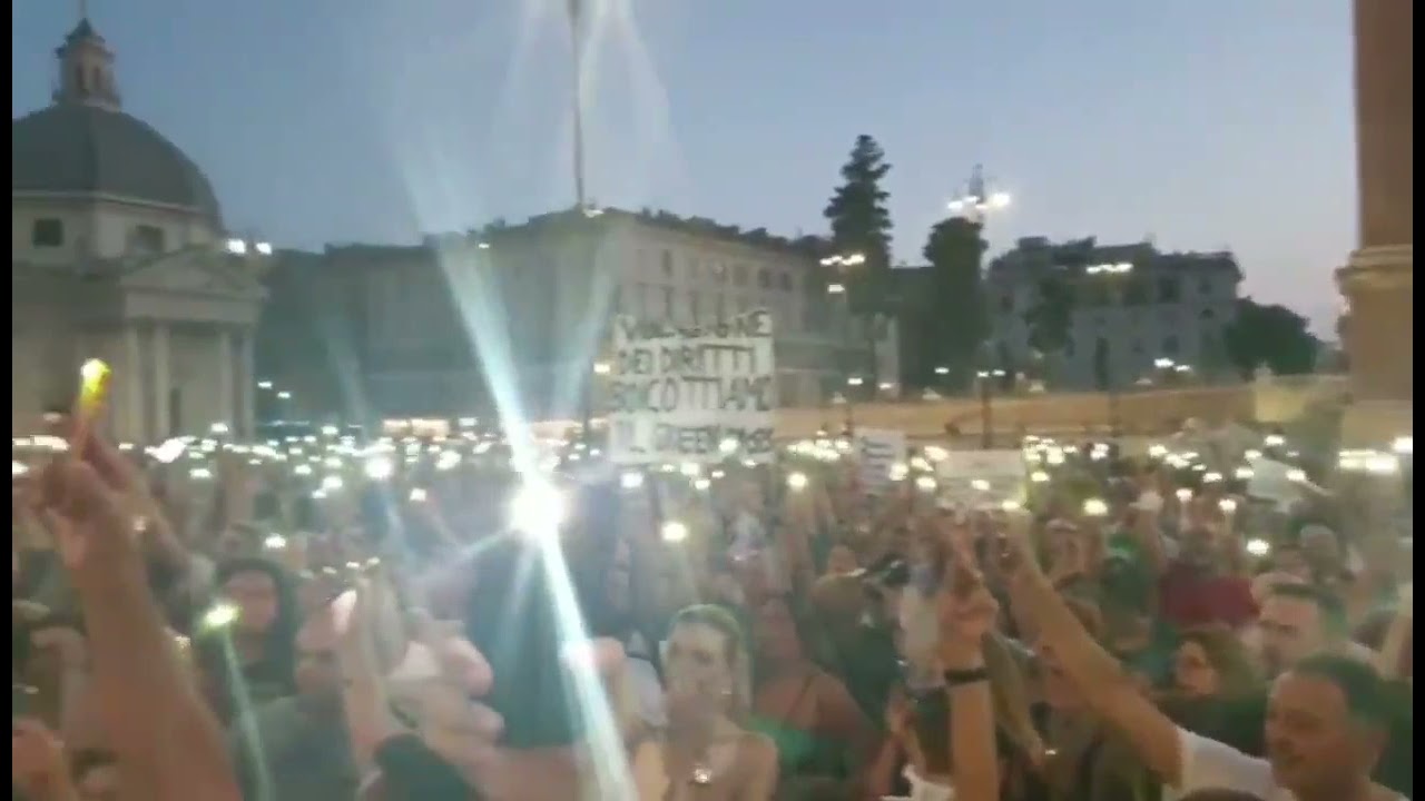 Жители Рима вышли на улицу