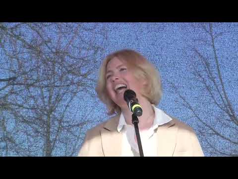 ,,Pelenė''-atlieka Gintarė Karaliūnaitė.