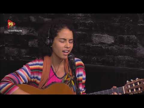 CENTRAL 98 | Cantora Laura Catarina cantando: "Amor de Pai"