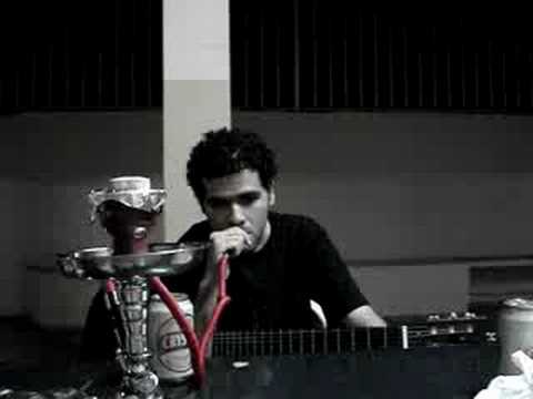 leonam fumando narguile