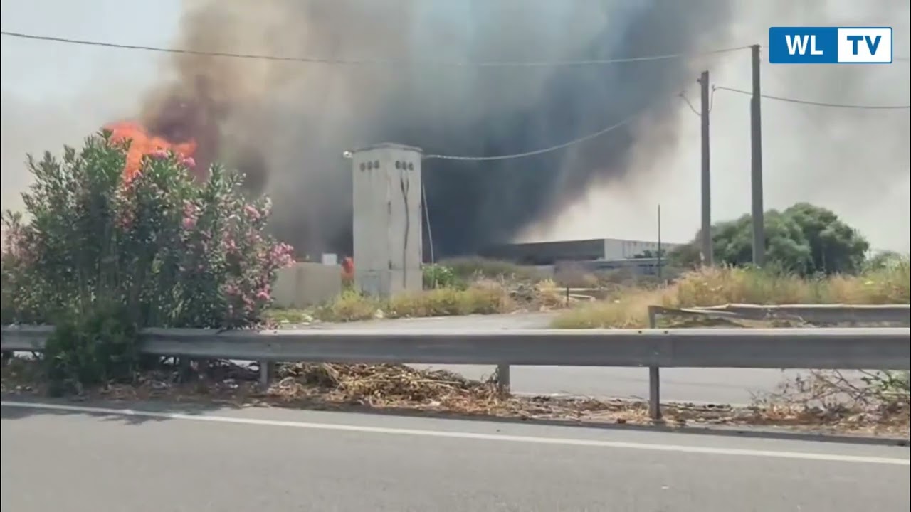 Vasto incendio nella zona industriale di Catania