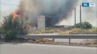 Vasto incendio nella zona industriale di Catania
