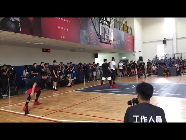 【Mobile01】Westbrook 現場指導Flight Club的菁英球員！