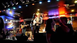 Hayes Carll sings &quot;I Got a Gig&quot; at Knuckleheads Saloon with Banjo