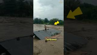 Download lagu Moments When Sumbawa Flood Victims Climbed to the Roof of Their Houses #shorts mp3