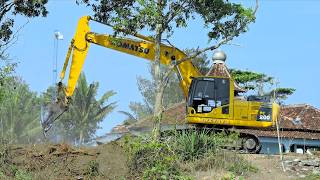 Excavator Membersihkan Lahan Pekarangan Pasir