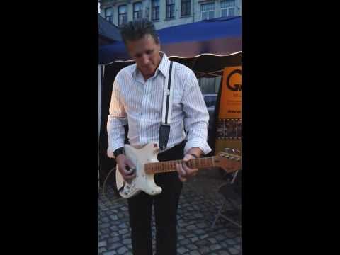 Frank Arras playing Guitar @ Lier Centraal August 2013