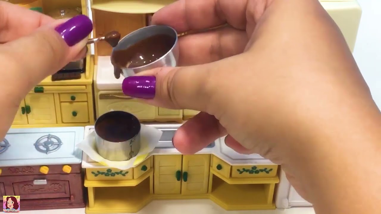 Mini bolo de chocolate da Mini Cozinha [Vídeo Satisfatório] #satisfatorio #chocolatecake #tinycake