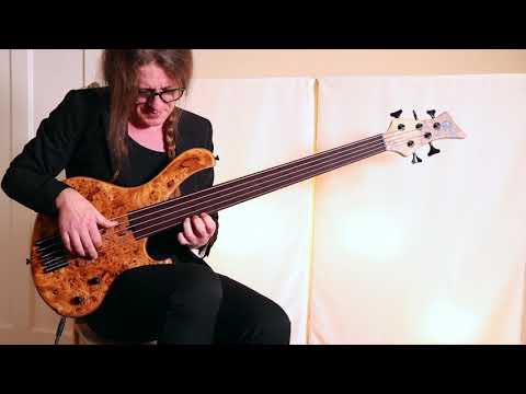 Maruszczyk Frog 5P Fretless Live Demo - BassFreaks.net