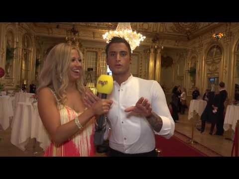 Här visar Samir hur man raggar tjejer på krogen med en dans