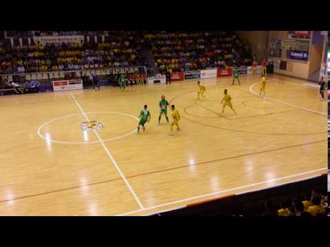 Disparo lejano de Rafa Usín que se marcha fuera por poco