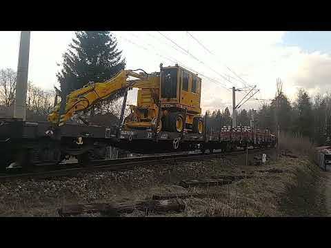 DA 168 trece cu un tren de infrastructură.