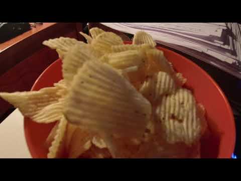 MongoTV_13309 - SPISER SKÅL CHIPS TIRSDAG AFTEN EFTER PENSION KOMMET