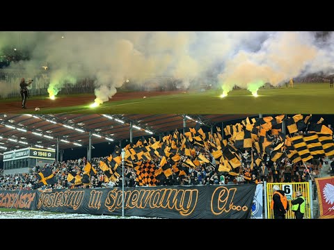 Dymy w Głogowie! Ultras Miedź przerywają mecz / „Jak was k****y dopadniemy…”