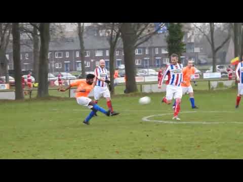 15. Verdediger RKASV schiet in kruis (medespeler) en Jathu schiet wel richting het doel