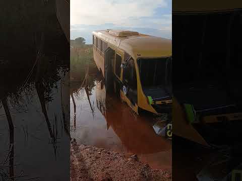 Ônibus escolar cai em córrego em Pontes e Lacerda