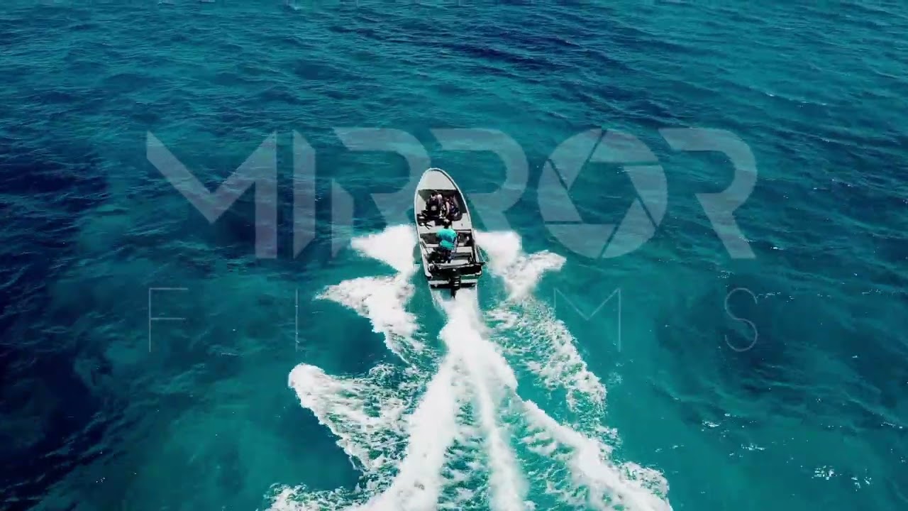 Viajando en lancha en el mar