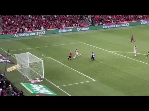 BANHO DE CERVEJA NO RIVAL 😂 TORCIDA DO GALO EXPLODE EM CURITIBA COM GOL DE HULK