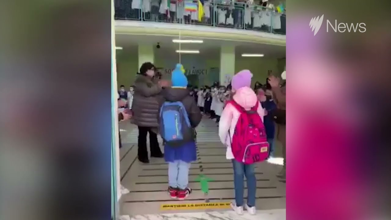 Ukrainian children welcomed with cheers to Italian school I SBS News