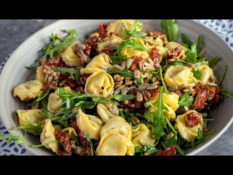 HIT! Imprezowa sałatka z tortellini, rukolą i suszonymi pomidorami | MajkelGotuje
