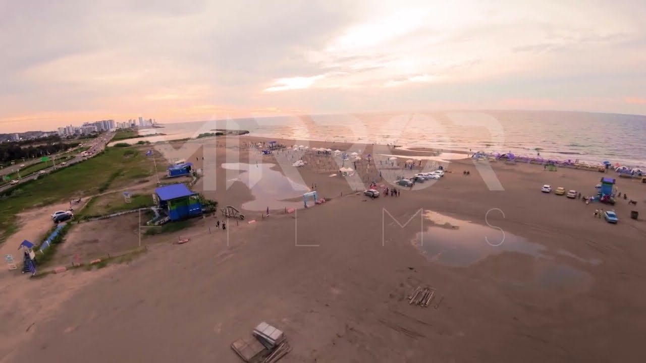 Hermosa niña afro corriendo en la playa 4k 120fps – FPV