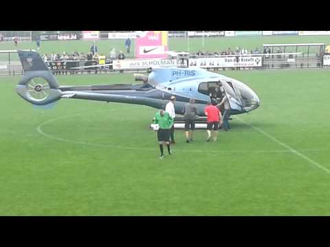 Helikopter Bracht Sponsors Voor De Finale United Jeugd Cup 2013 Manchester City - AZ Alkmaar