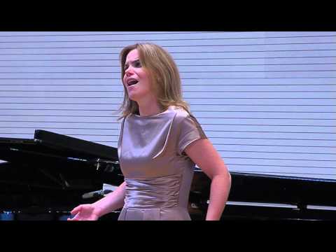 Constanza León Soprano.Regenlied (Groth) . Brahms