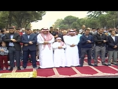 Report TV - Sot Kurban Bajrami, besimtarët falen te "Dëshmorët e Kombit"