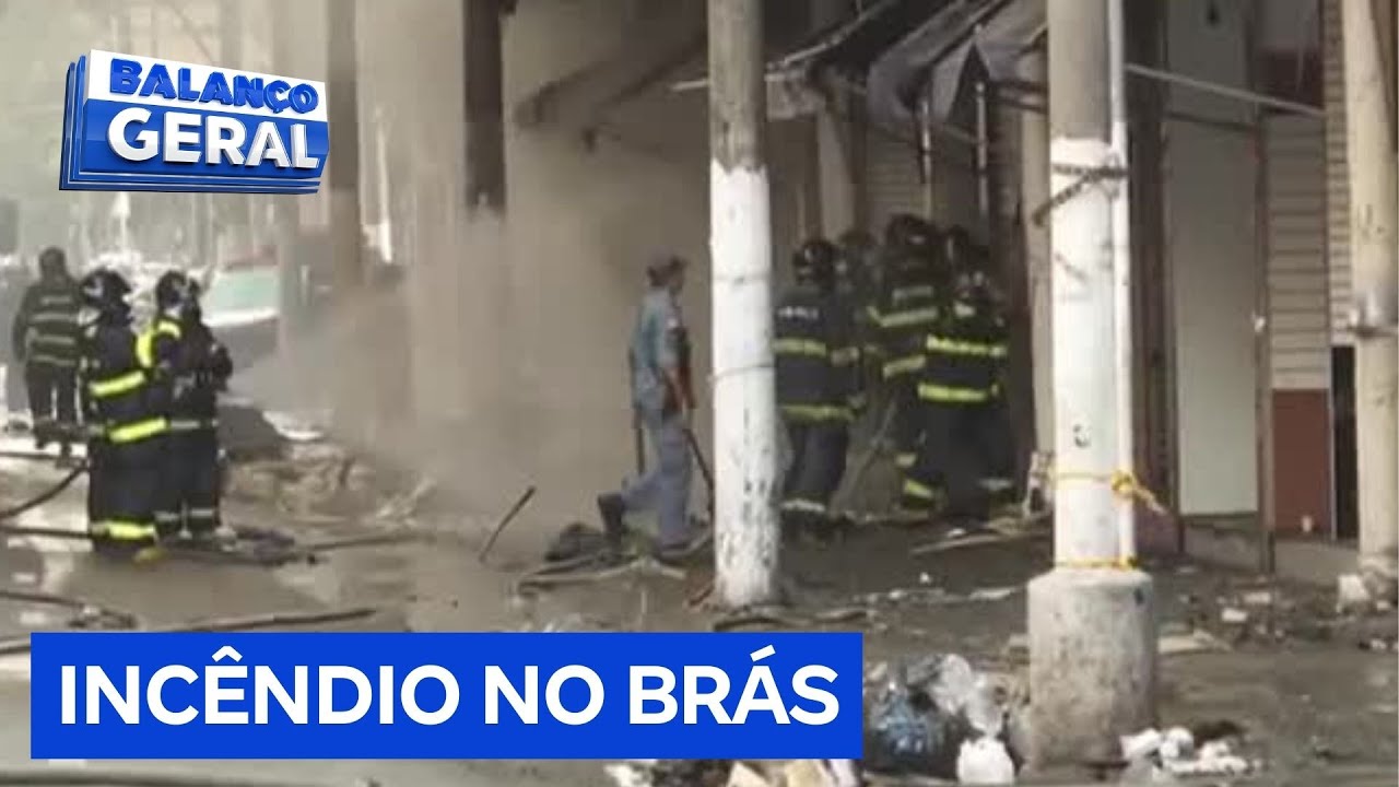 Bombeiros trabalham no combate às chamas em shopping na região do Brás