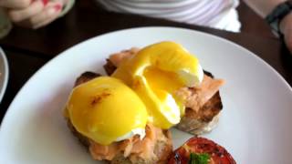 preview picture of video 'Breakfast with Smoked Salmon Egg Benedicts & Habitual's Brunch at Habitual Quench and Feed in Bali'