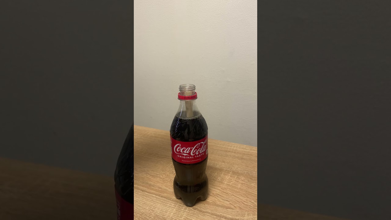 割り箸をコーラに入れるだけでメントスコーラと同じ事が起きる