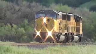 preview picture of video 'UP 2438 light engine move north [HD]'