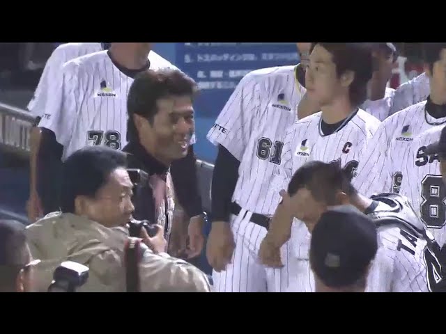 ファイターズ稲葉 試合終了後にマリーンズ選手らと熱い握手 QVCマリンにお別れ… 2014/9/26 M-F