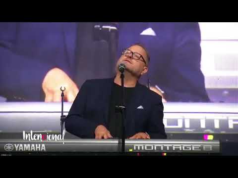 Inpresionante, Marcos Witt llora con las palabras de Julio Melgar.