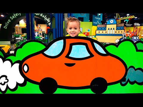 Nikita i mama bawią się w centrum nauki dla dzieci