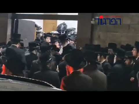 האדמו"ר מויז'ניץ מרכז  בהגיעו לחנוכת הבית בבית מדרש יאקאב יאקאב באנטוורפן