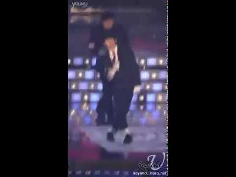 [FANCAM] 091210 SHINee Key Dancing Michael Jackson's 'Beat It' and 'Bad' @ G0ld3n D!$k Awards