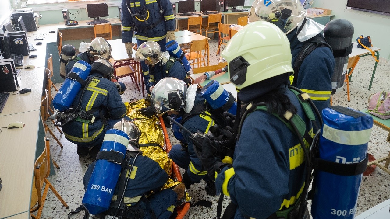 Φωτιά με εγκλωβισμένο στο 4ο Δημοτικό Σχ. Καρπενησίου, το σενάριο άσκησης της Πυροσβεστικής (2.4.26)