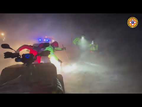 Autobus e macchine bloccate nella tormenta, l'intervento del soccorso alpino