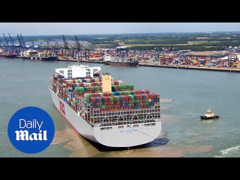 World's largest container docks in Felixstowe - Daily Mail